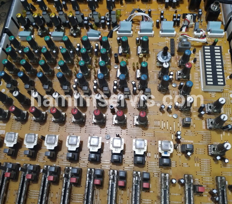Mixer YAMAHA MW12CX